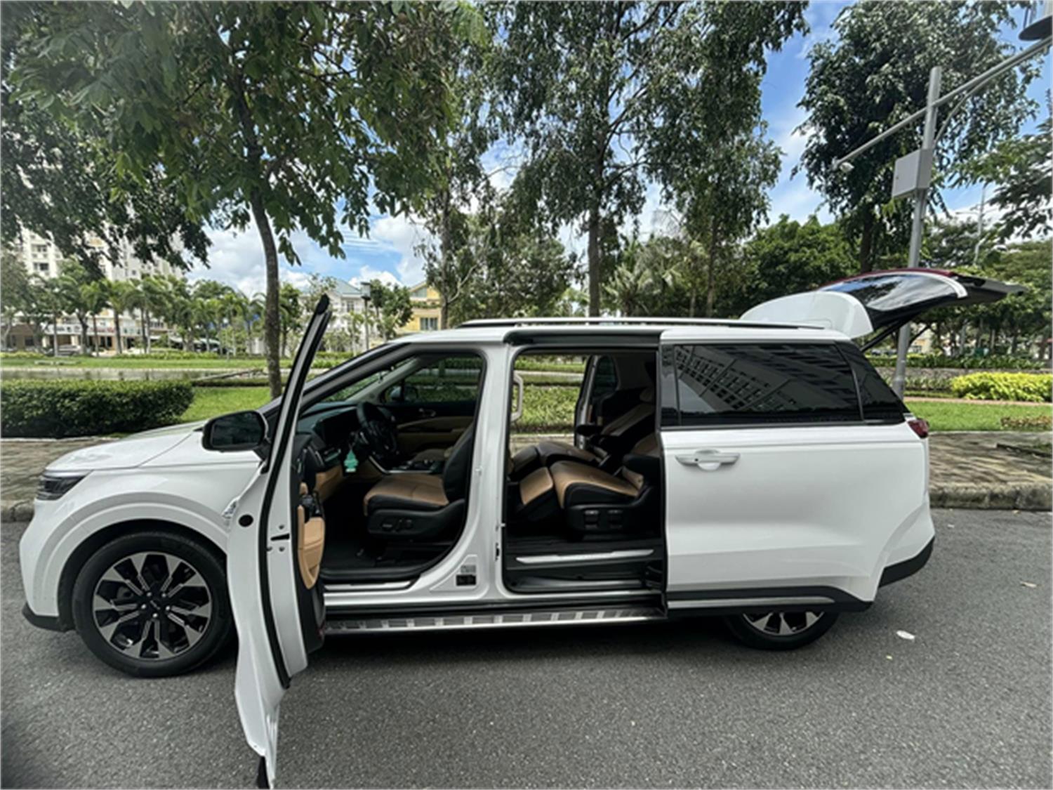 Cần thuê xe du lịch